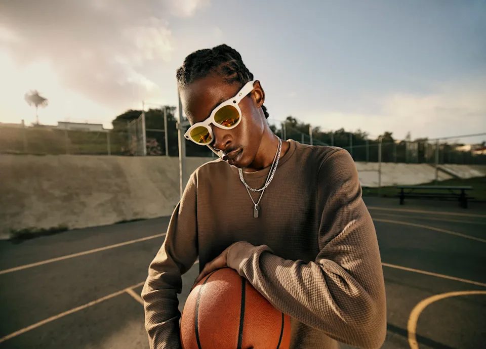 Meta* и Oakley анонсировали умные AI-очки для спортсменов Oakley Meta HSTN