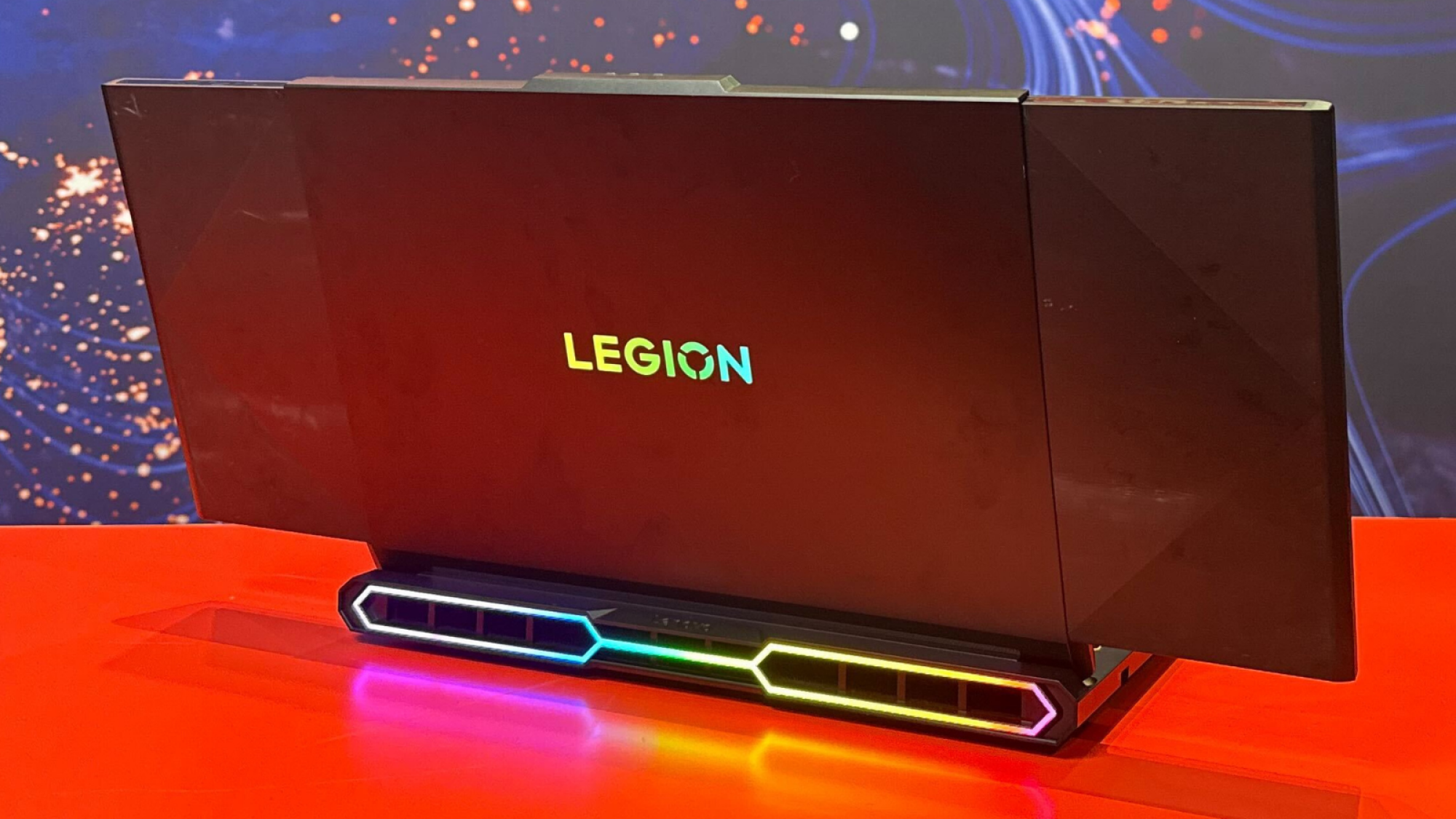 Lenovo показала игровой ноутбук с разворачивающимся ультрашироким экраном