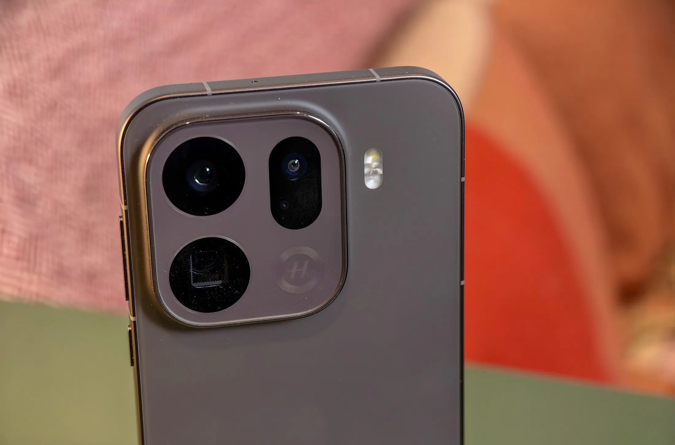 Oppo бросает вызов iPhone и Samsung новым Ultra-флагманом